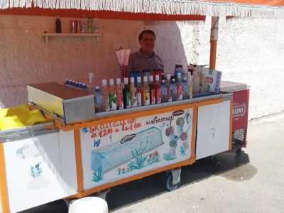 ...e Nicola Lombardi, detto �Parasole�, che con il suo carrettino dotato di tenda e ombrelloni � una presenza fissa a San Cataldo sin dal 1980